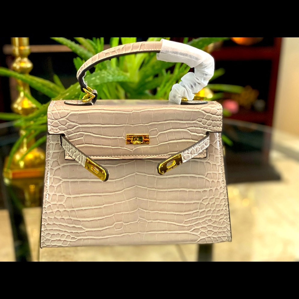 Beautiful fashion handbag. It comes with a sling and dust bag.